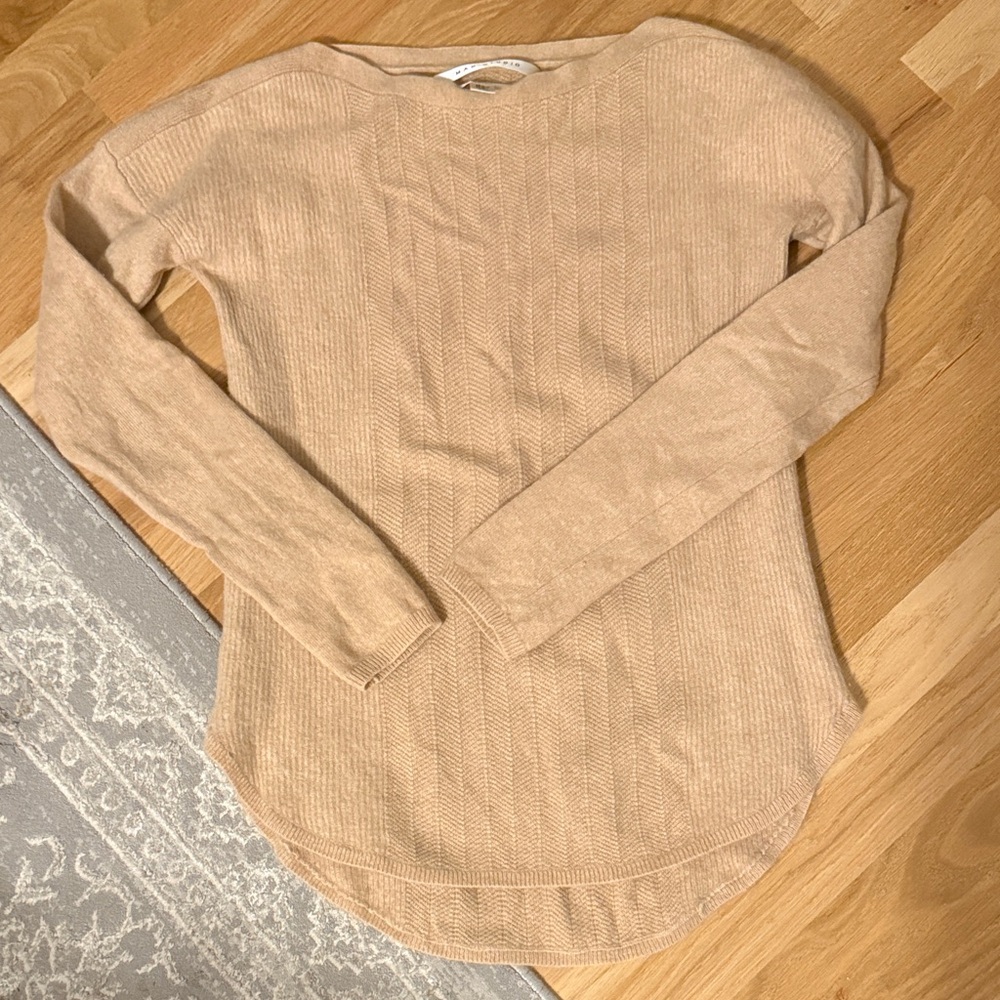 Max Studio medium camel Cashmere sweater